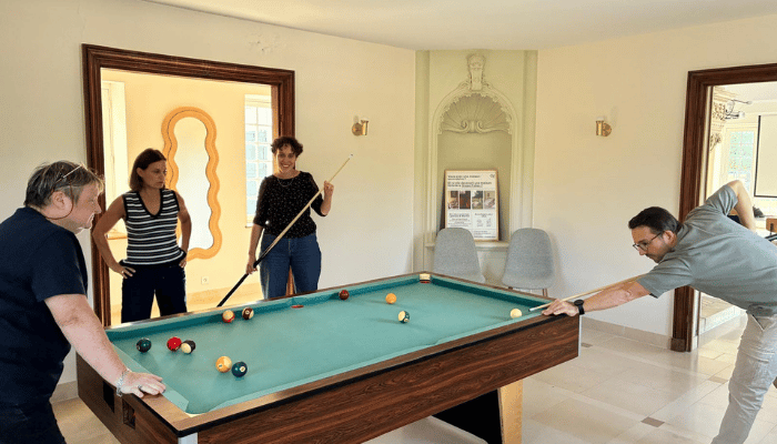 Moment de détente autour du billard pour l'équipe de la Fondation Entreprendre